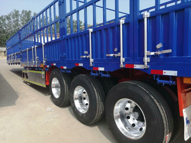 倉(cāng)柵式半掛車(chē)